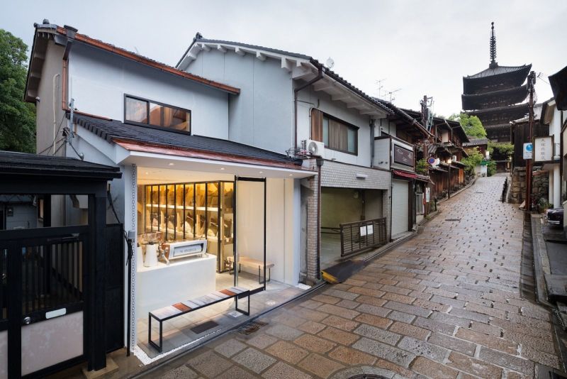 Minimalist %_Arabica Kyoto's Higashiyama coffee shop; take out only!