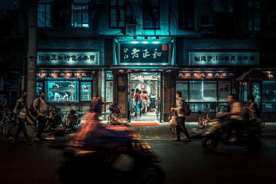 Edgy nightlife image of Tokyo full of energy!