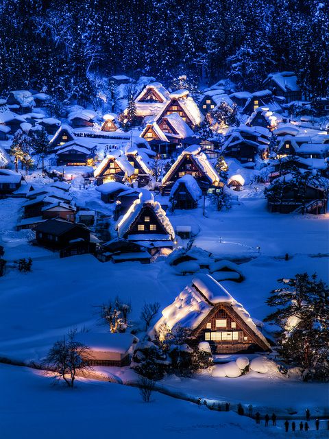 The winter landscapes around the thatched roof villages of Shirakawa and Gokayama are amazing!