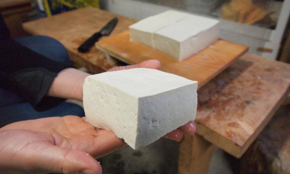 Making tofu by hand or with basic machines has never been easy and tofu maker Yoshinobu Hamano of Kyoto should known