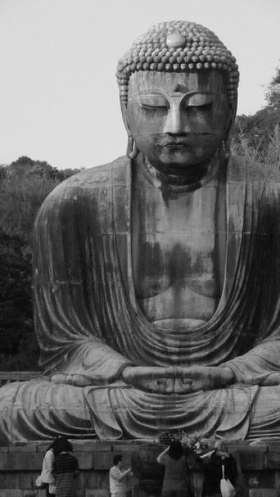 The majestic outdoor bronze Buddha facing the sea in Kamakura