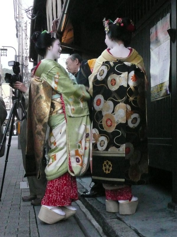 We offer unique kaiseki dinner performance banquets with geisha | geiko | maiko in Kyoto's world famous Gion district!