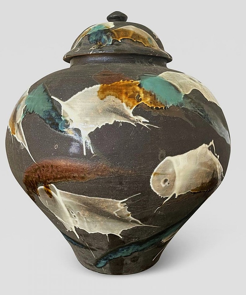 An example of the excellence of Ontayaki or Onta ware, Oita Prefecture.