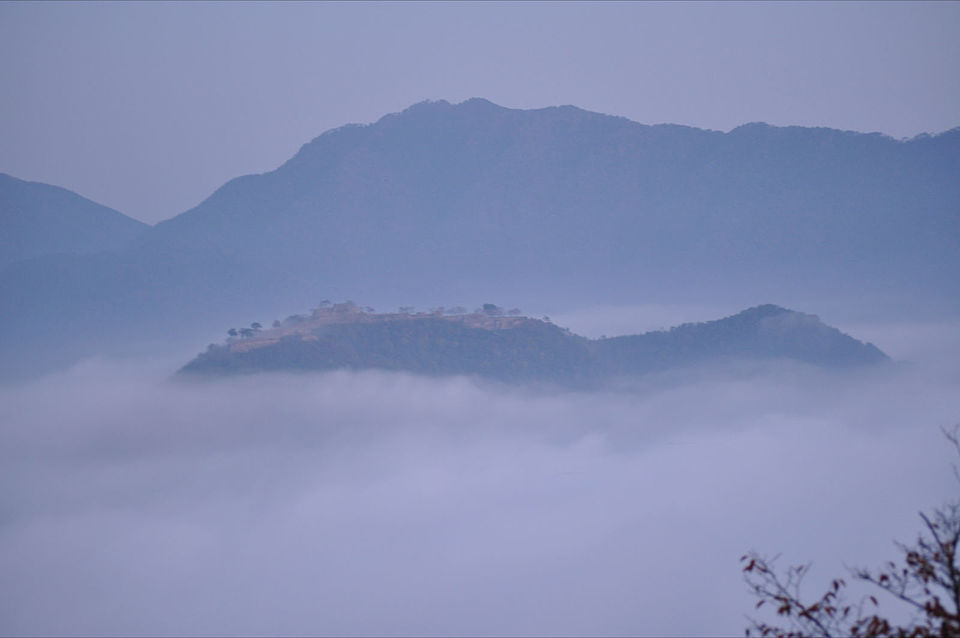 The ruins of Hyogo Prefecture's Takeda Castle floating in the sky at dawn in autumn.