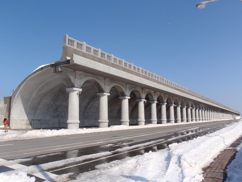 The Wakkanai arcade, blocks wind and waves, and uses a classic Roman style of civil engineering.